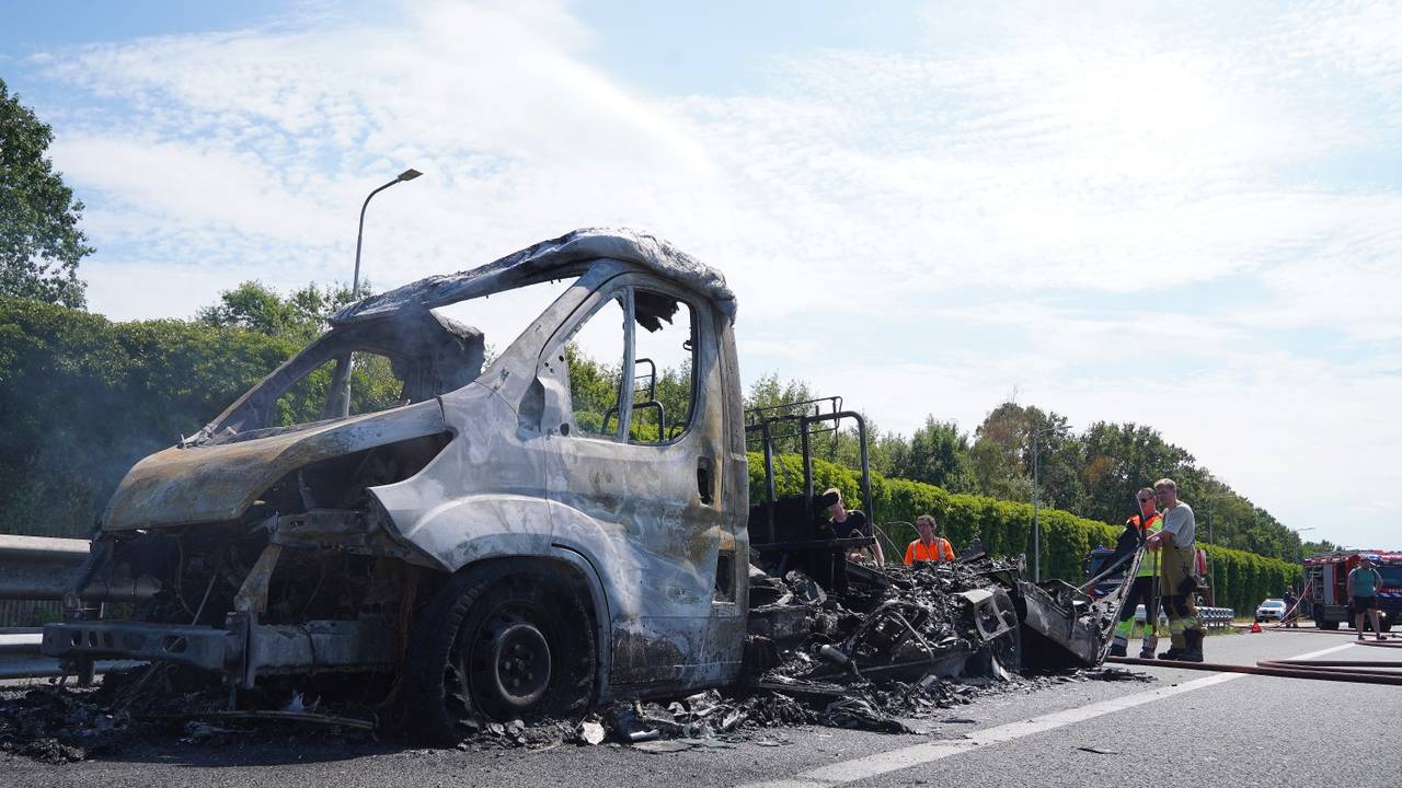 Camper brandt volledig uit op de A2 bij Liempde (foto: Bart Meesters/Persbureau Heitink).