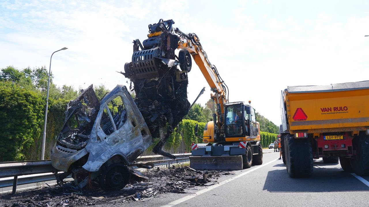 Camper brandt volledig uit op de A2 bij Liempde (foto: Bart Meesters/Persbureau Heitink).