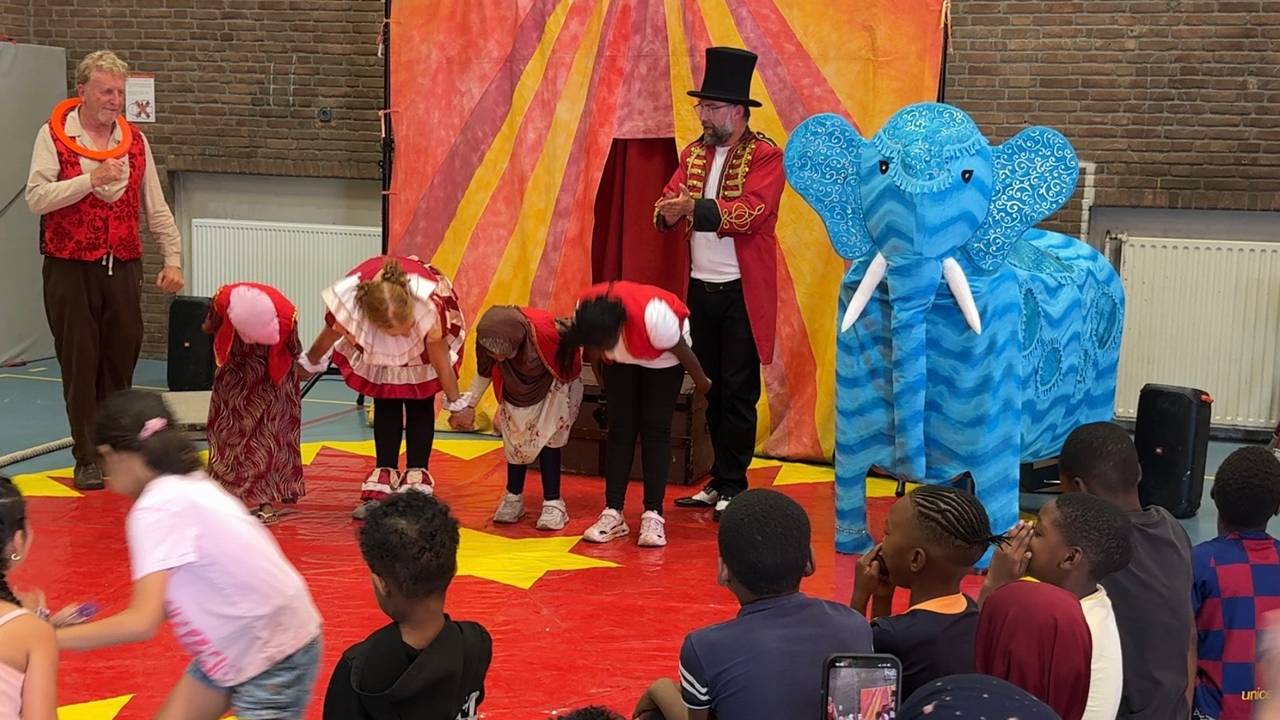 Blauwe olifant laat asielzoekerskinderen in azc Gilze stralen
