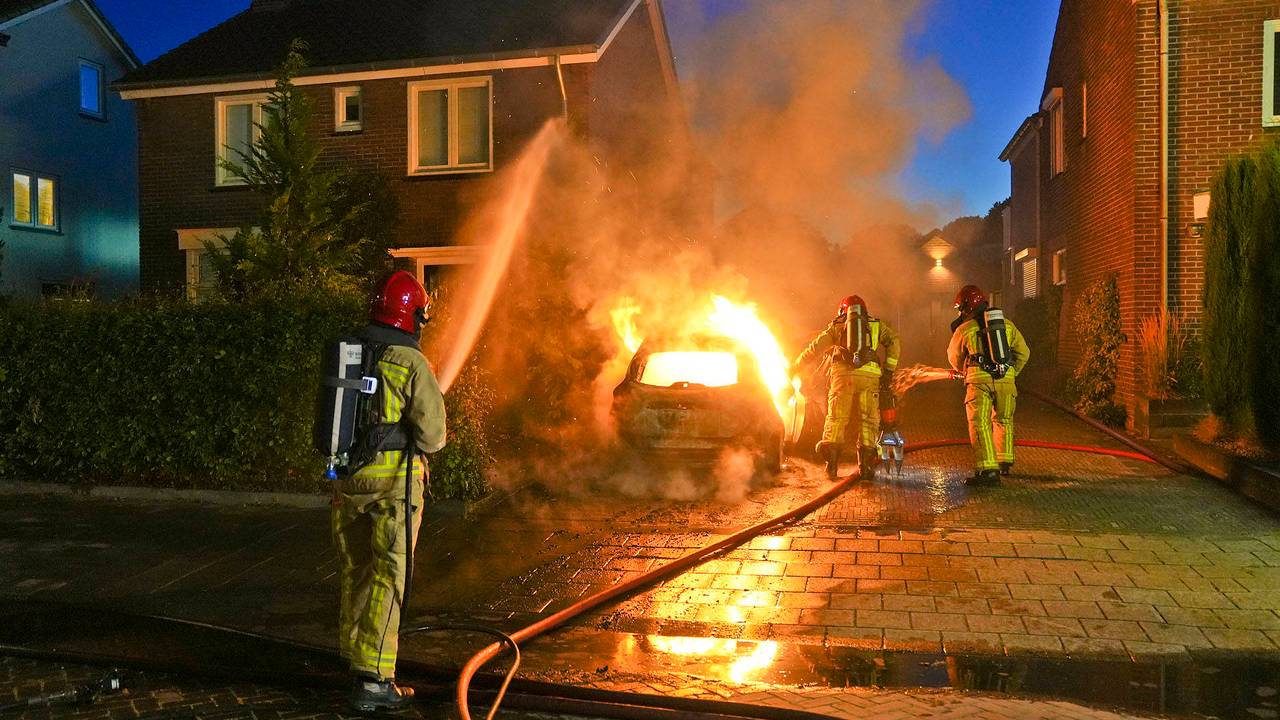 Auto aan lader brandt uit in Veldhoven, brandweer voorkomt overslaan vuur