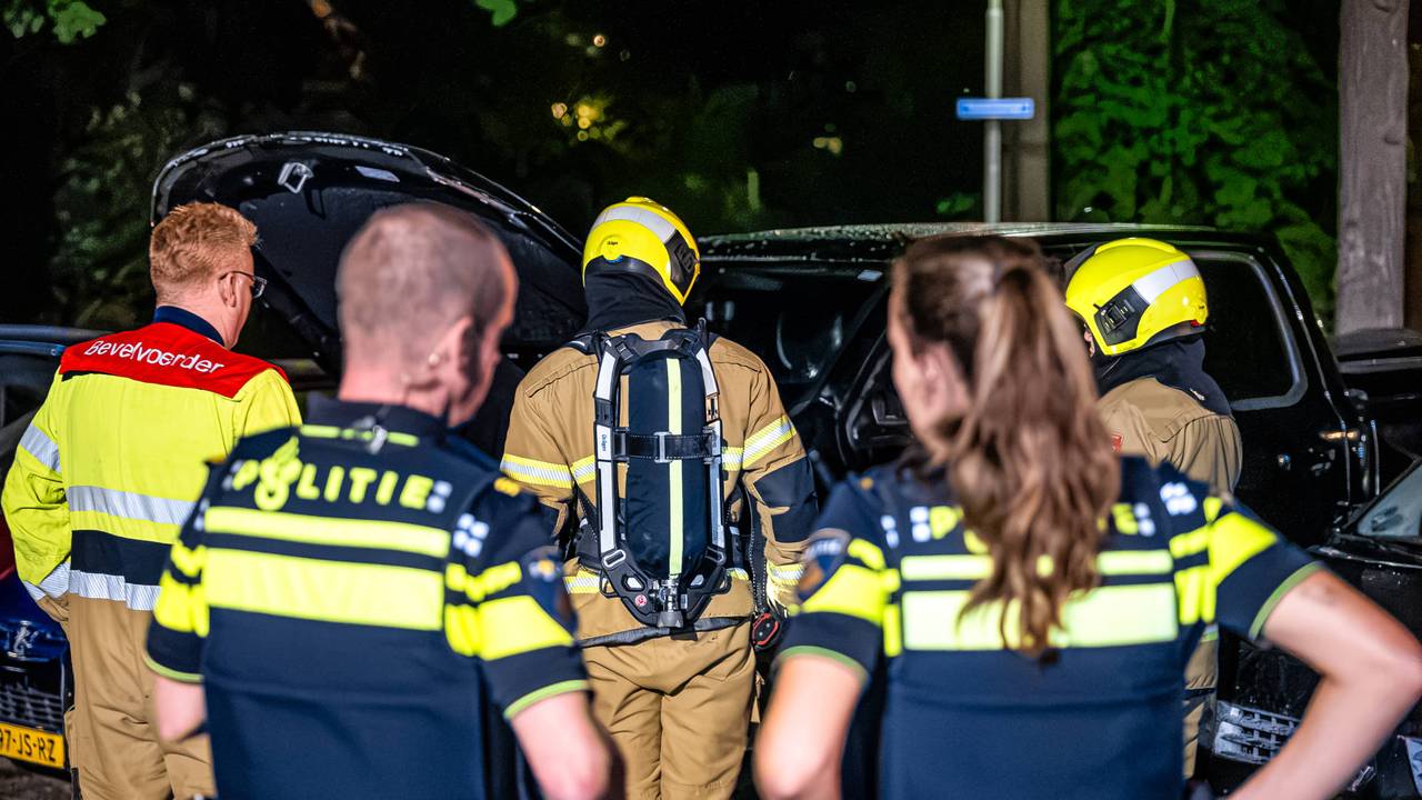 Geparkeerde pick-up bij garage Ravenstein vat vlam