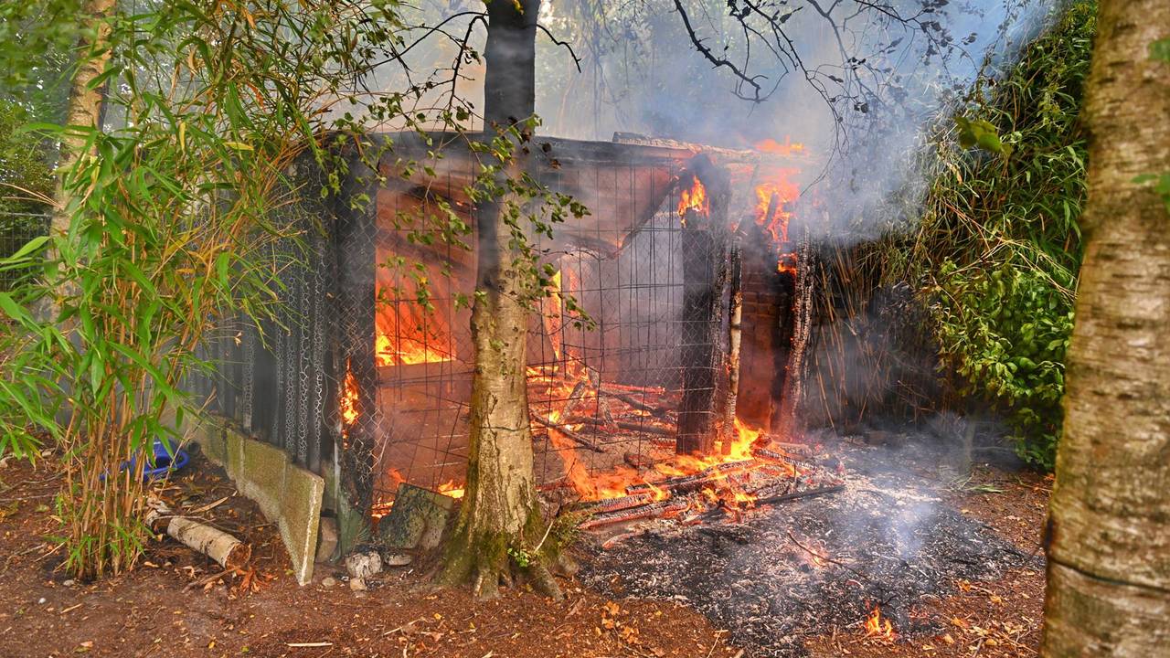 Vlammen slaan uit keet in Casteren