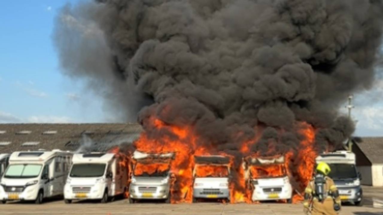 Grote brand bij camperstalling in Almkerk