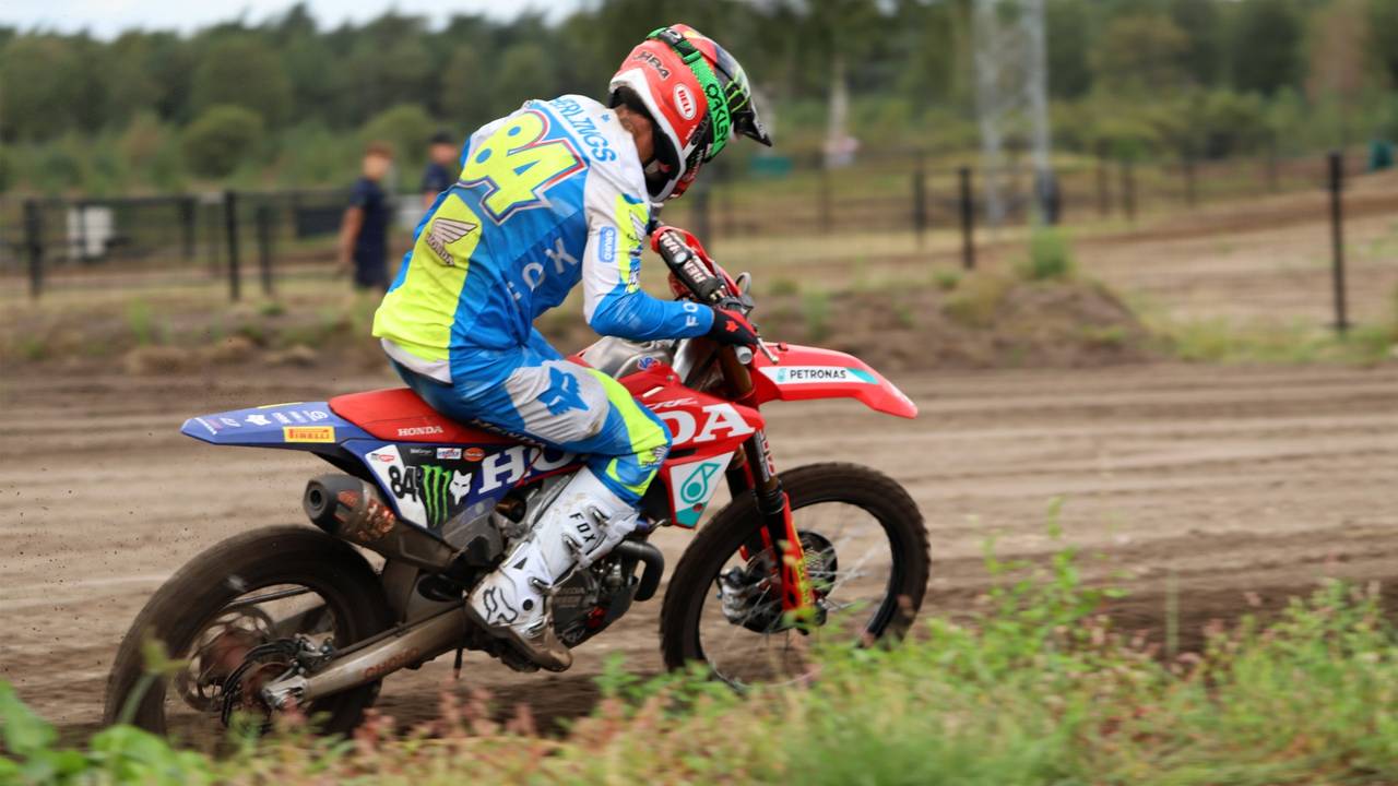 Jeffrey Herlings op zijn Honda tijdens een training op het circuit in Arnhem (foto: Collin Beijk).