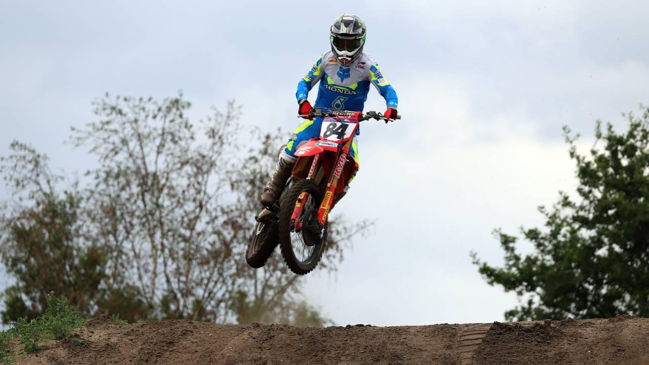 Jeffrey Herlings op zijn Honda tijdens een training op het circuit in Arnhem (foto: Collin Beijk).