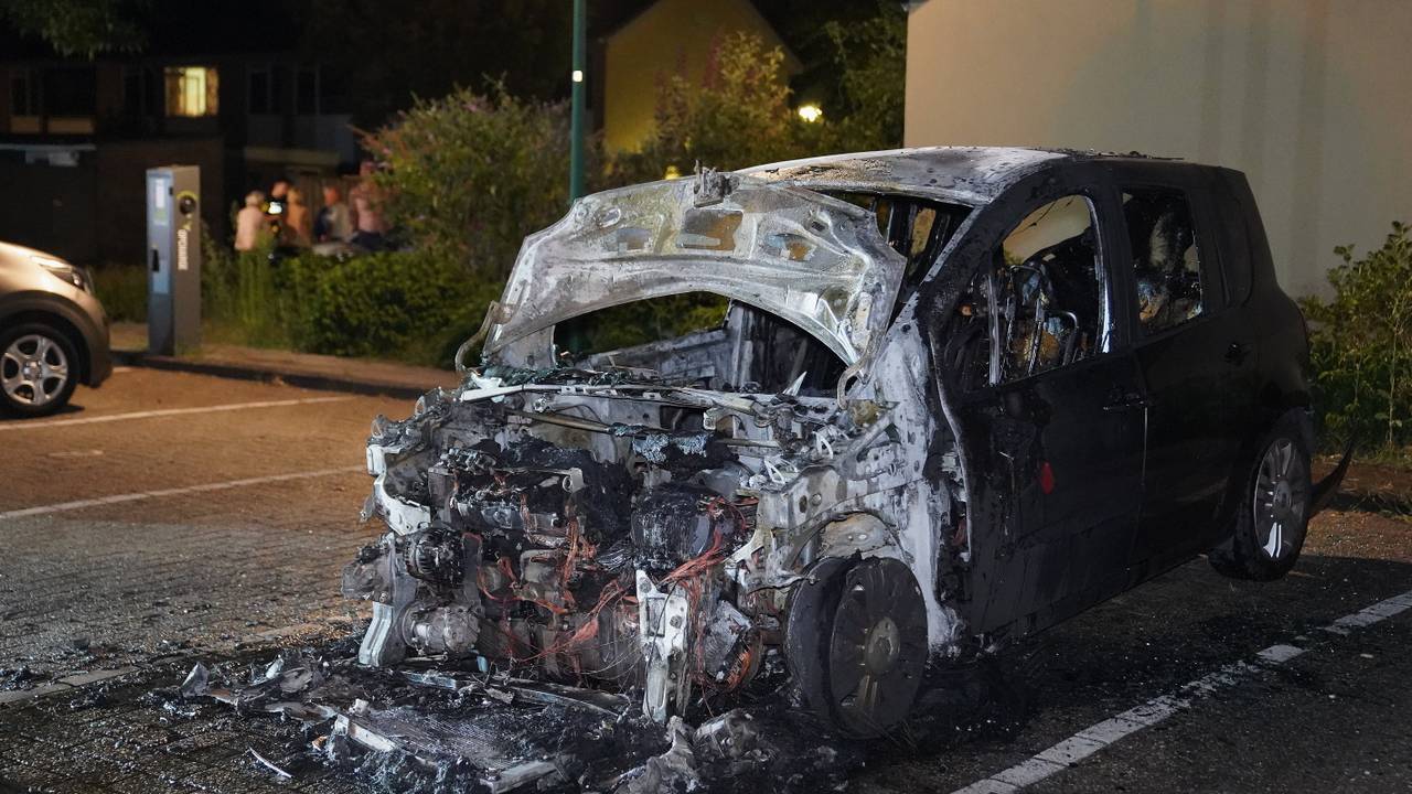 Auto in vlammen op in Kaatsheuvel, voertuig ernaast beschadigd