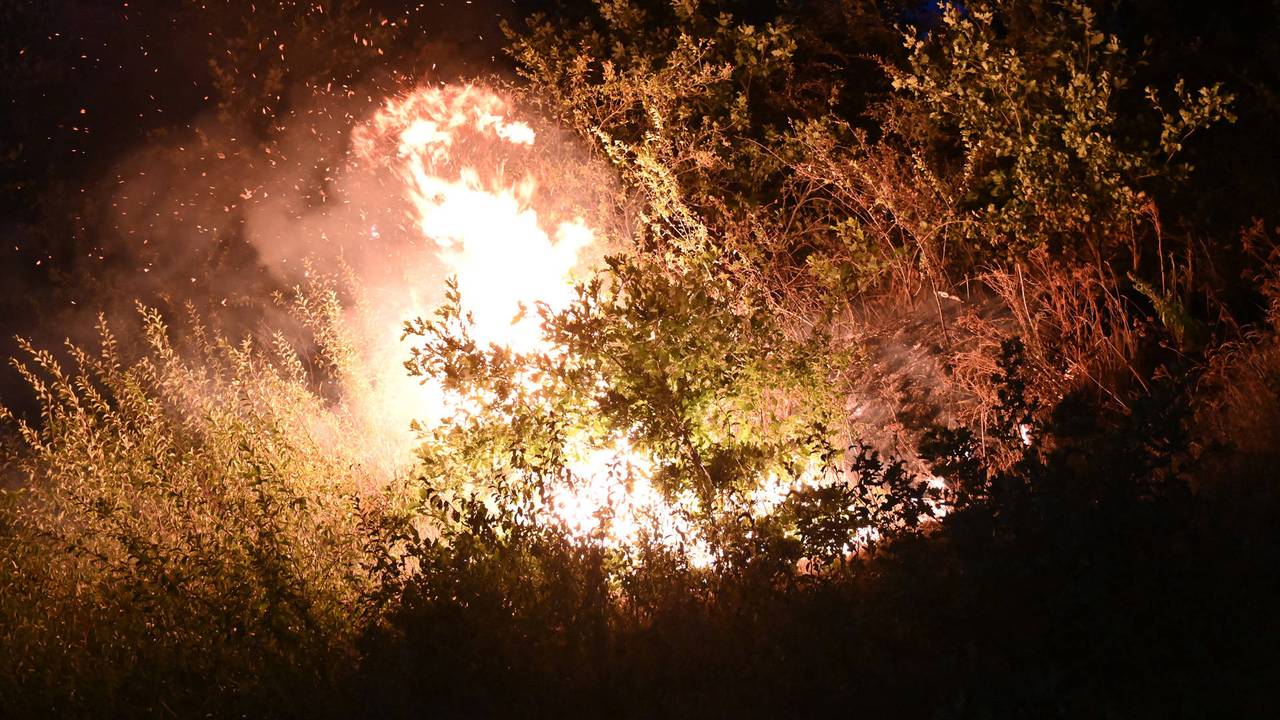 Brand op talud Breda, voorbijganger waarschuwt hulpdiensten