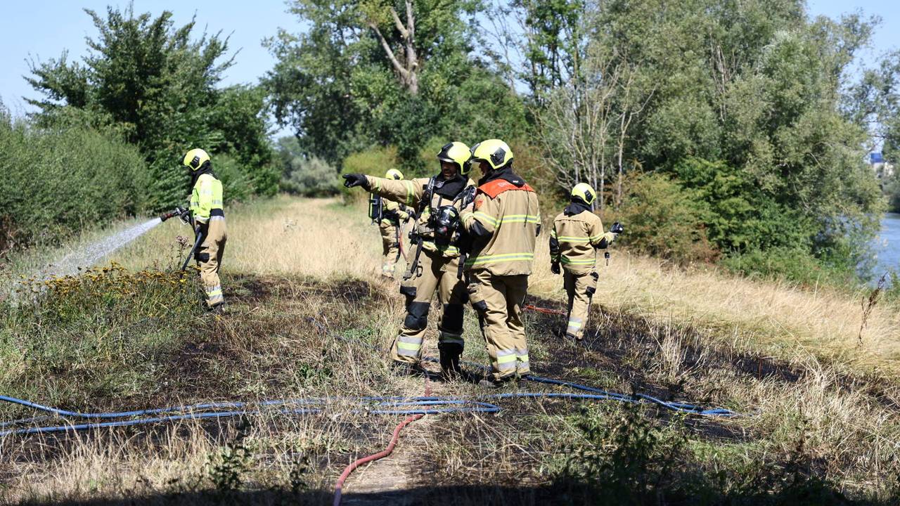De brand verschroeide 300 vierkante meter aan dor gras (foto: SK-Media/Persbureau Heitink).