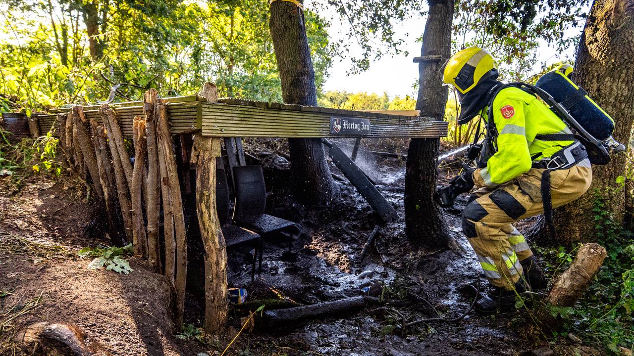 Hut van jongens uit Herpen in vlammen opgegaan, mogelijk aangestoken