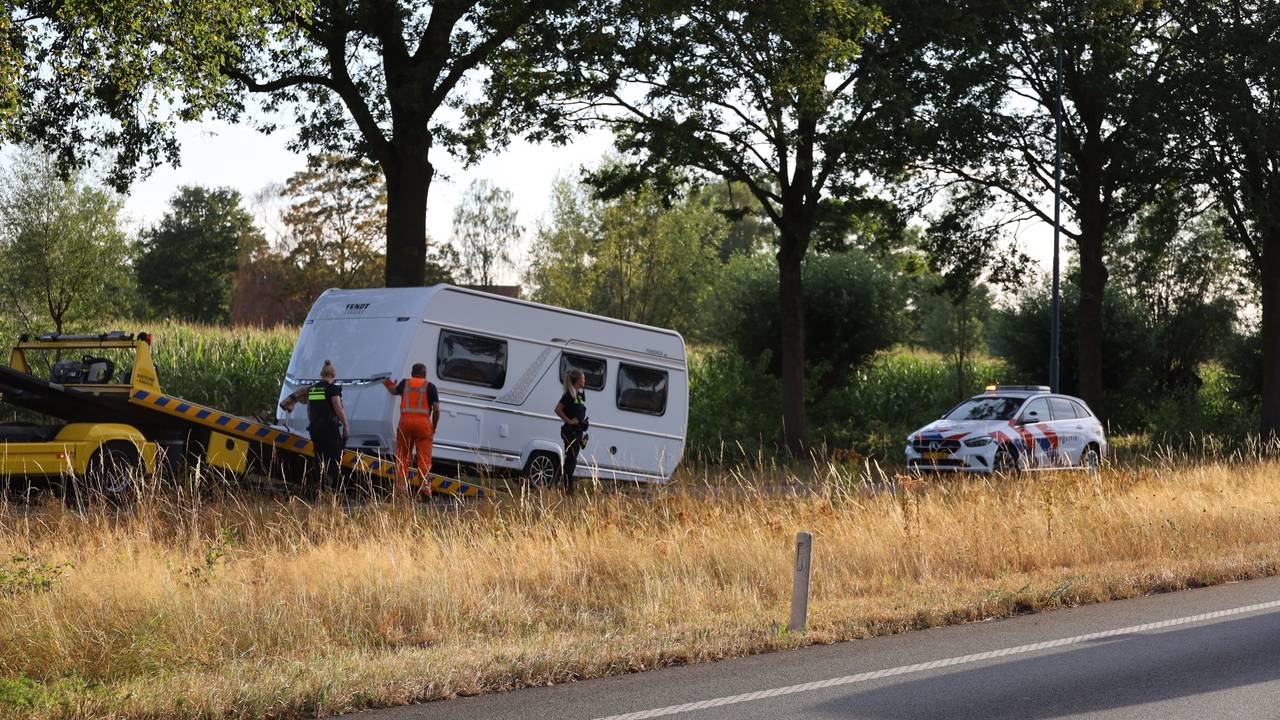 Gestolen auto ramt politiewagen: ook gestolen caravan moet het ontgelden