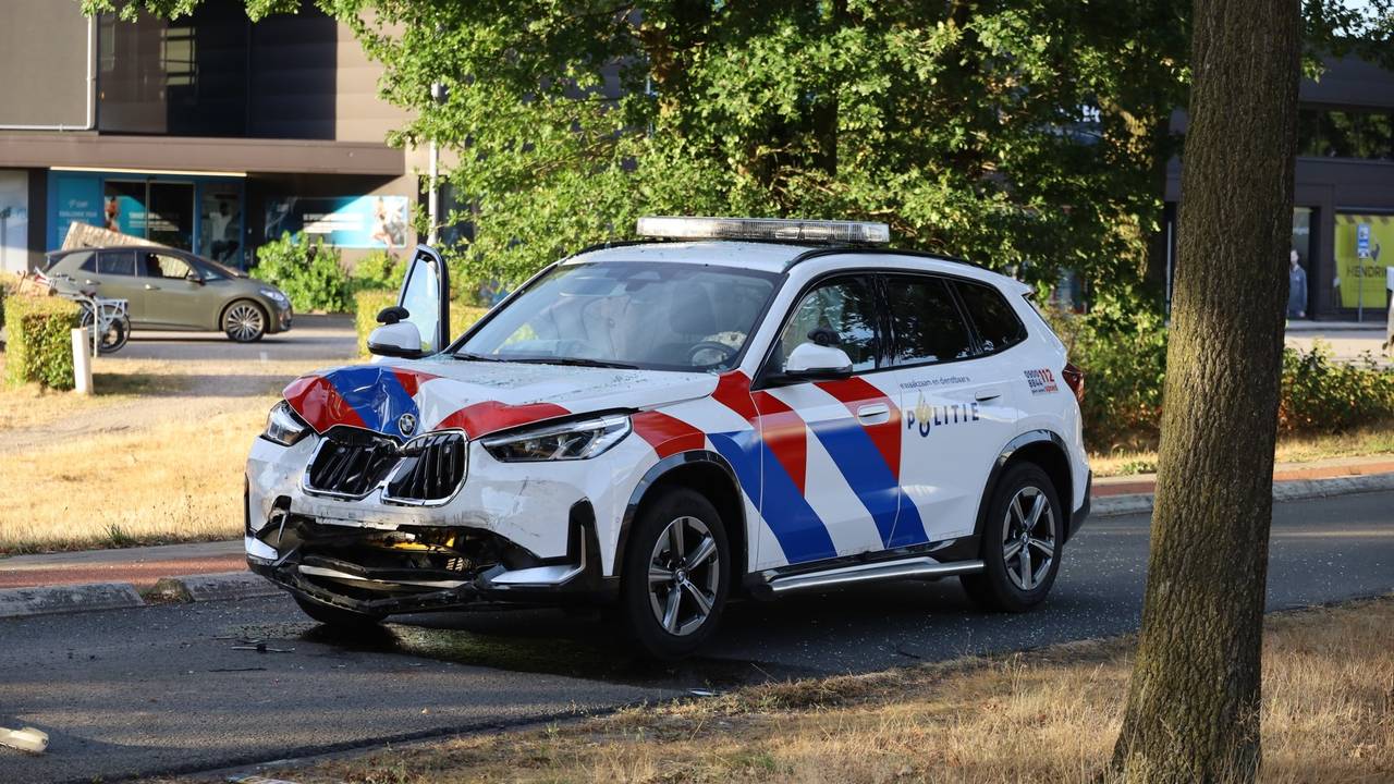 Bestuurder van gestolen auto rijdt in op politiewagen: agent gewond