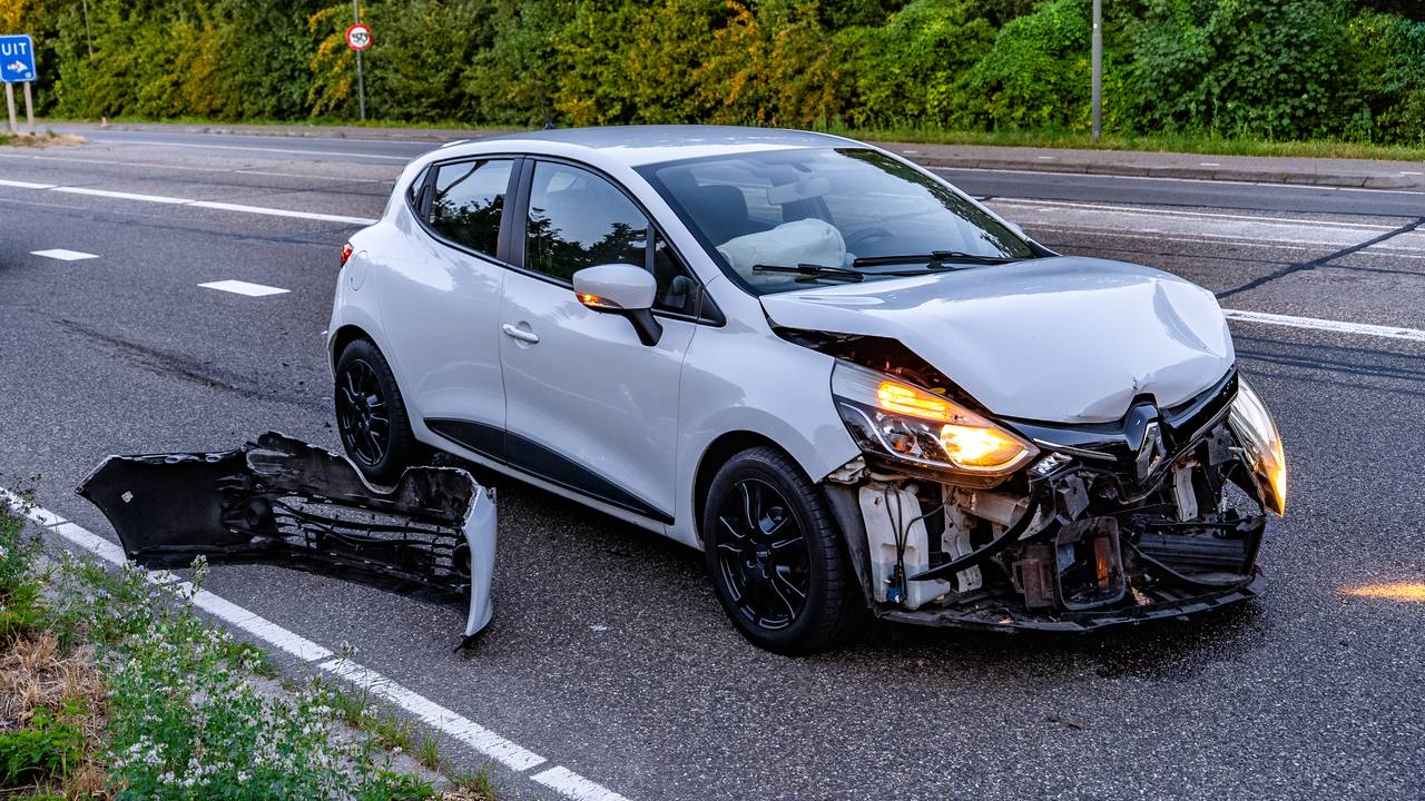 De schade aan de auto's is flink (foto: Lucas Lammers / Persbureau Heitink).