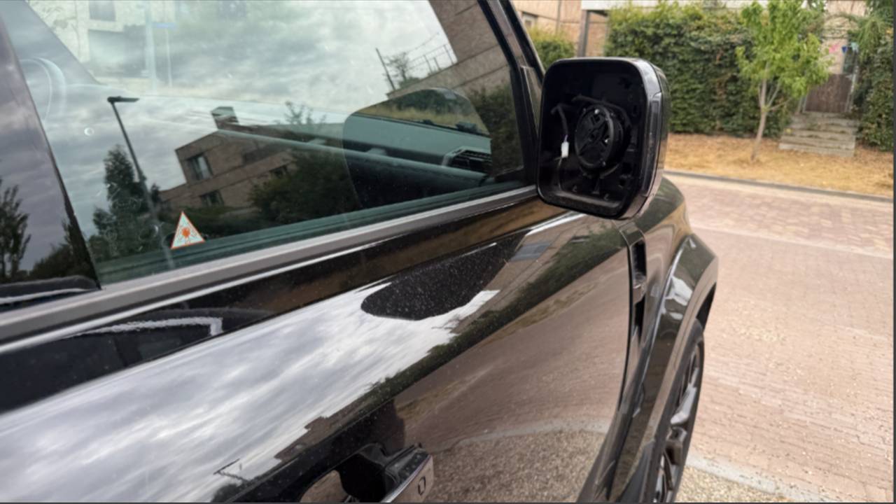 De dieven nemen autospiegels waar dure technologie in zit mee (foto: Omroep Brabant).