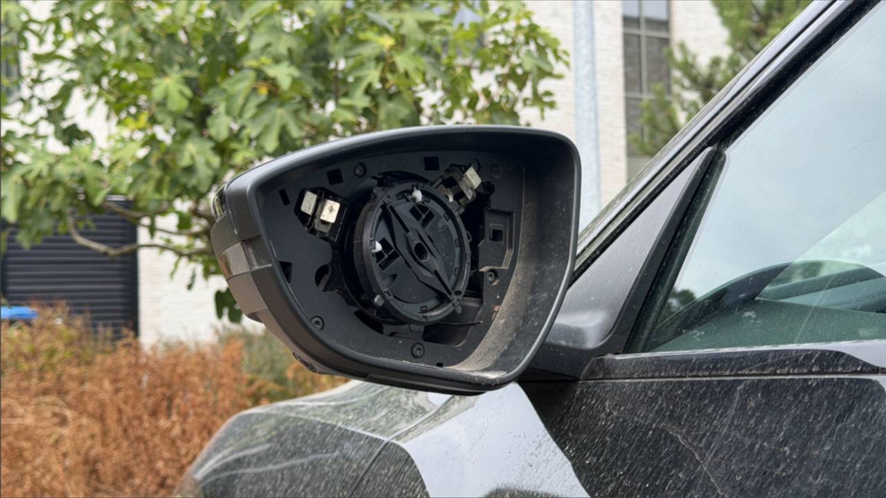 In de Eindhovense wijk zijn ruim twintig autospiegels gestolen (foto: Omroep Brabant).