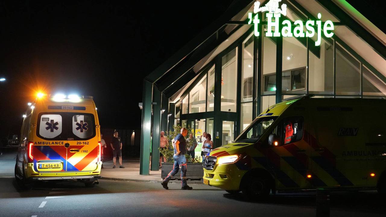 Na de melding van de schoten kwamen meerdere hulpdiensten naar camping 't Haasje in Dorst (foto: Jeroen Stuve/Persbureau Heitink).