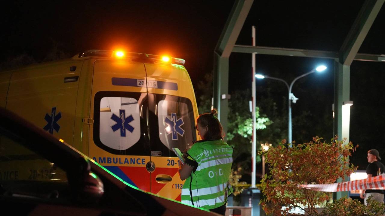 De politie liet zondagavond weten dat het er op niet op lijkt dat het slachtoffer gewond is geraakt door een schot (foto: Jeroen Stuve/Persbureau Heitink).