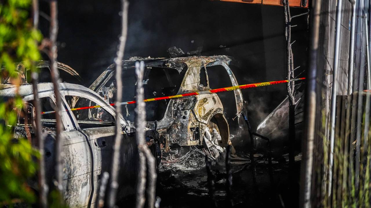 Drie auto's naast de Eindhovense villa kwamen in lichterlaaie te staan (foto: Persbureau Heitink).