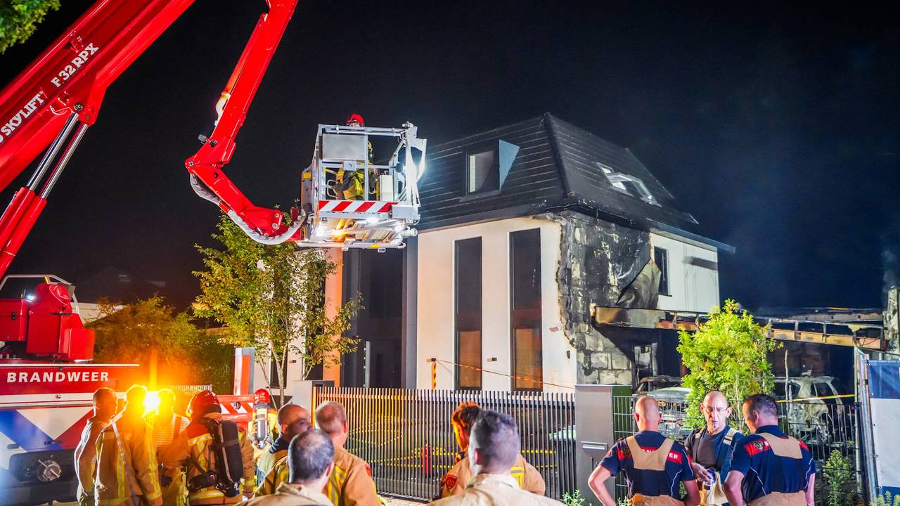 Bij het bestrijden van de brand in Eindhoven werd onder meer een hoogwerker ingezet (foto: Persbureau Heitink).