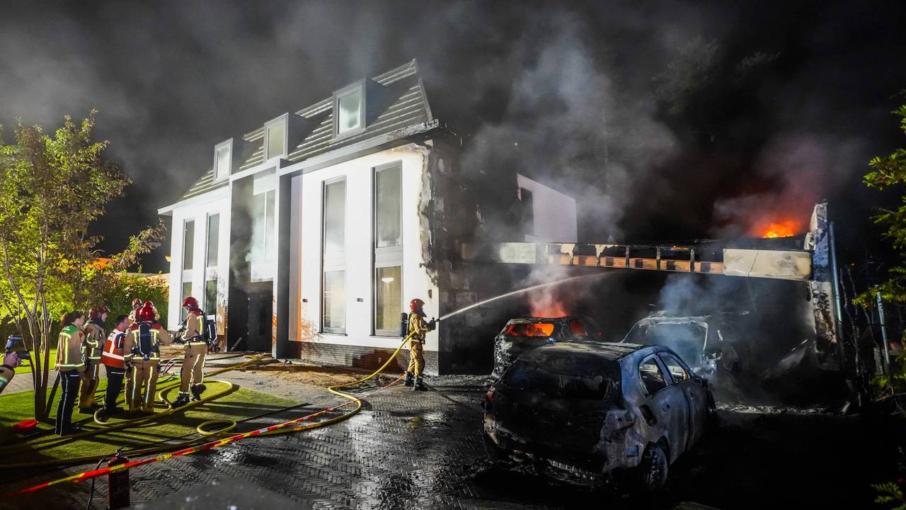 Een villa aan de Kortonjolaan in Eindhoven raakte zwaar beschadigd door het vuur (foto: Persbureau Heitink).