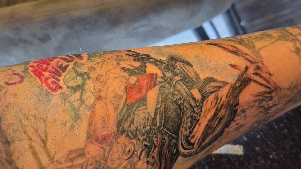 Het zware ongeluk dat Nick drie jaar geleden kreeg, staat op zijn arm getatoeëerd (Privéfoto). 