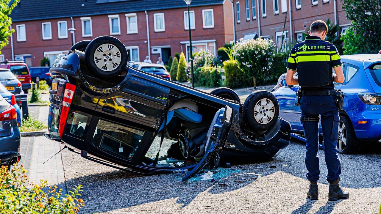 Weer auto op de kop: oudere vrouw botst tegen geparkeerde auto in woonwijk