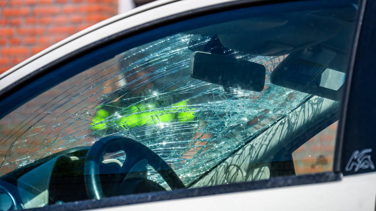 Man belandt op voorruit auto en raakt gewond in Chaam