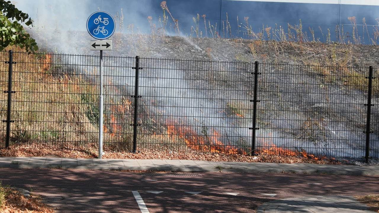Felle bermbrand in Roosendaal
