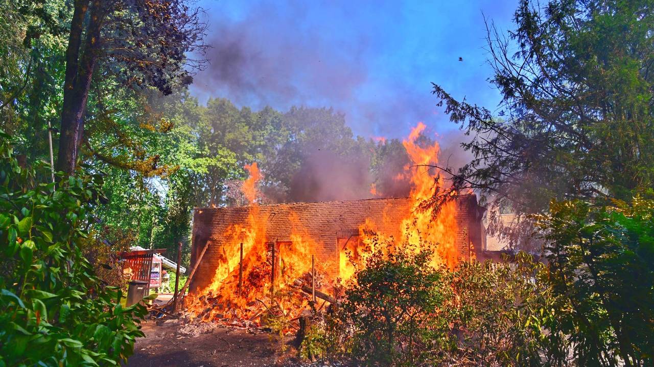 Grote brand in garage met elektrische auto bij huis in Steensel
