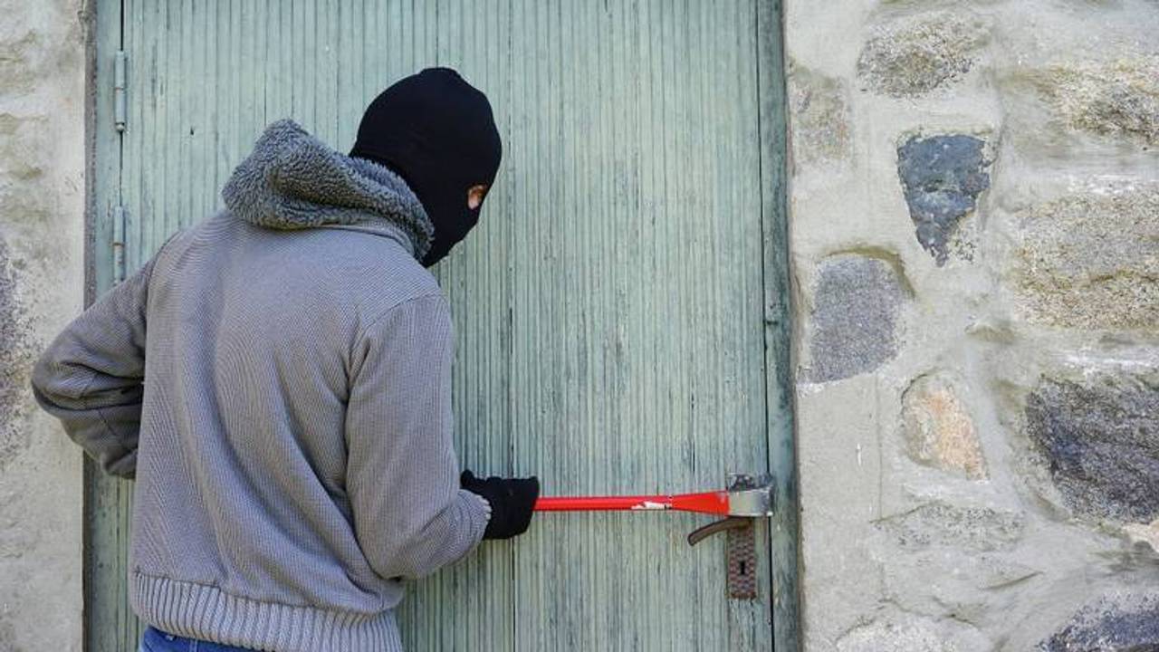 Je staat oog in oog met een inbreker: dit mag je wel en niet doen