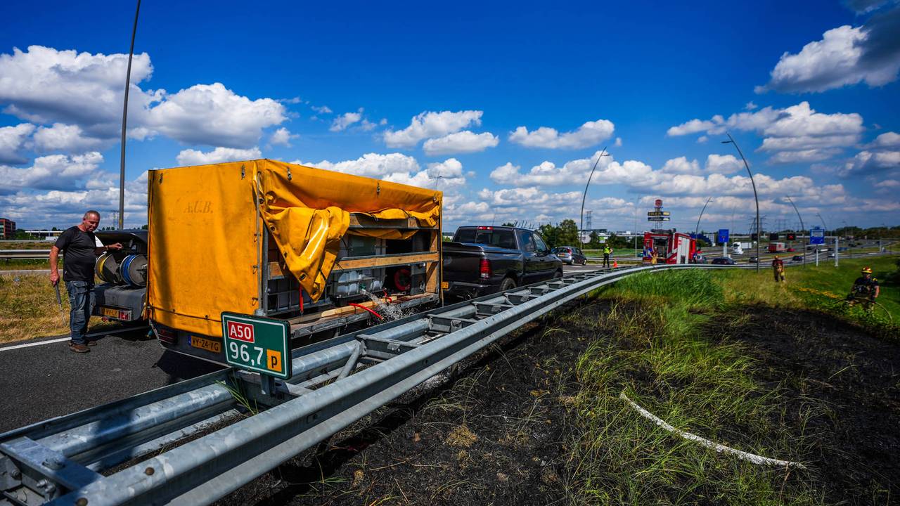 Schoonmaker en glazenwasser blussen bermbrand op de A50