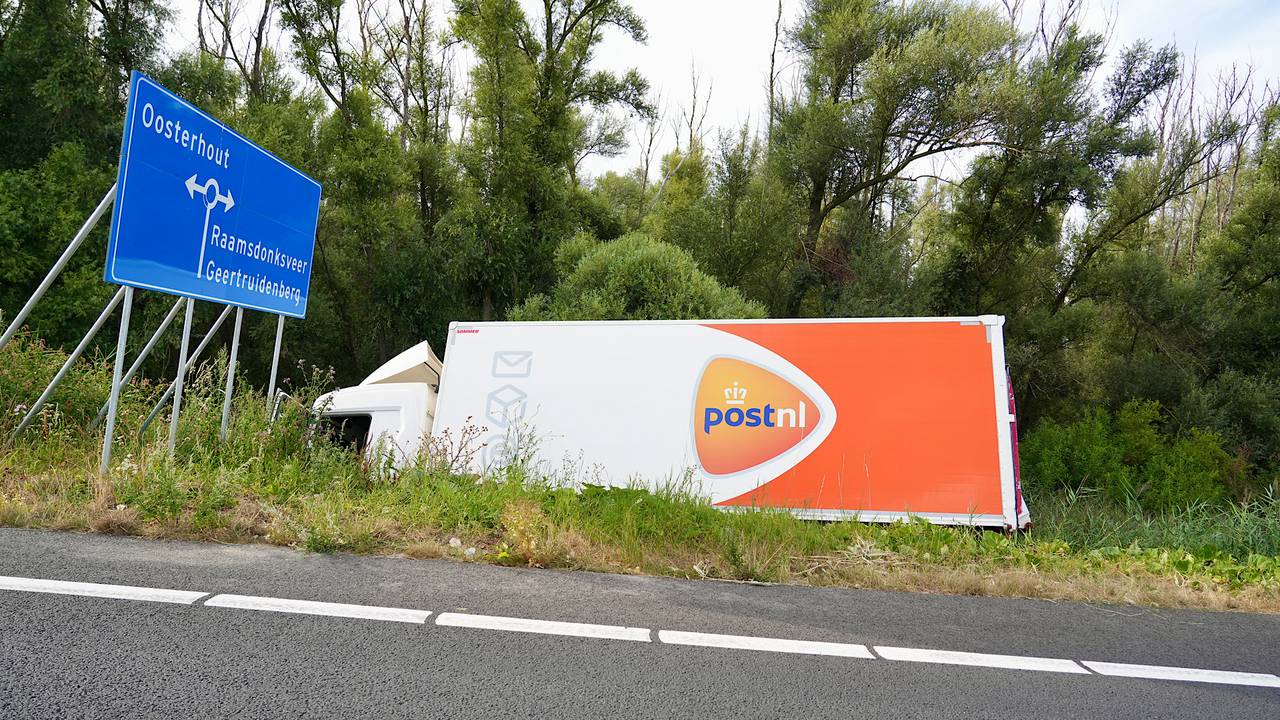 PostNL-vrachtwagen belandt in berm naast afrit A59 bij Oosterhout