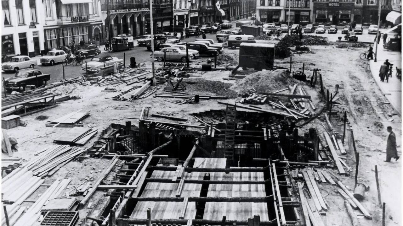 De aanleg van de bunker onder Eindhovense Markt halverwege de jaren 50 (foto: gemeente Eindhoven).