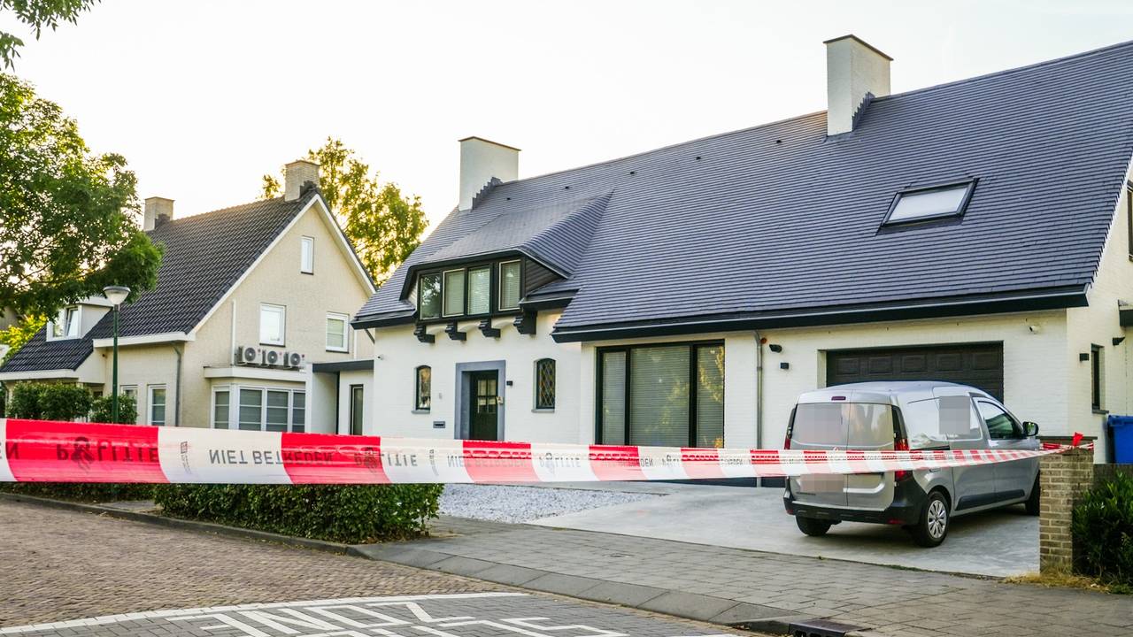 Het explosief werd bij het huis geplaatst (foto: Dave Hendriks/Persbureau Heitink).