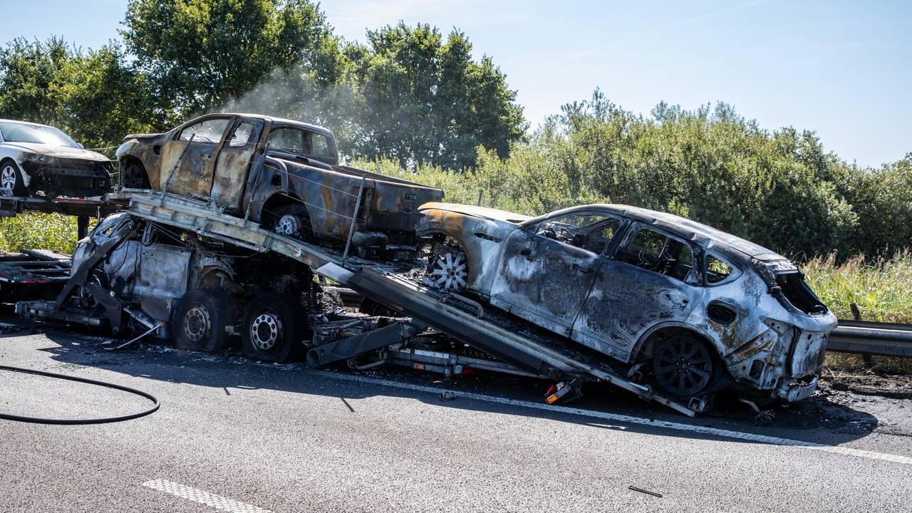 Oplegger met meerdere auto's in brand op de A58 bij Wouwse Plantage