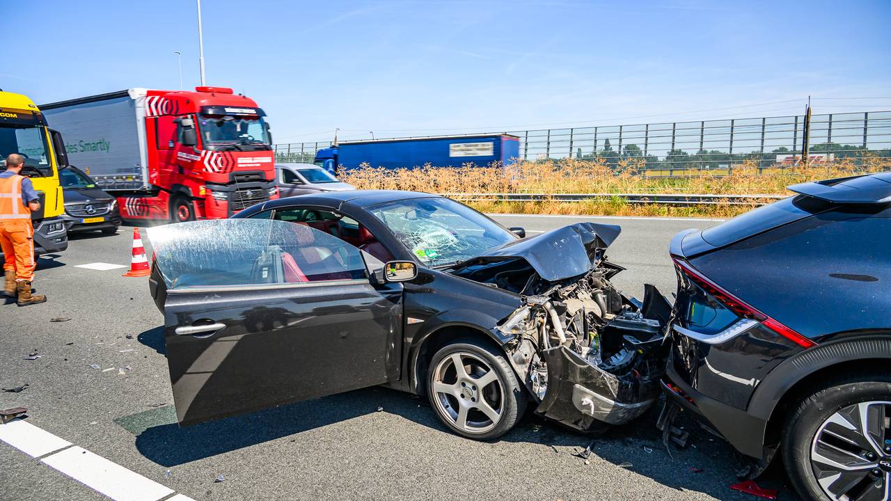 Auto's botsen op elkaar op A16, ook caravan beschadigd