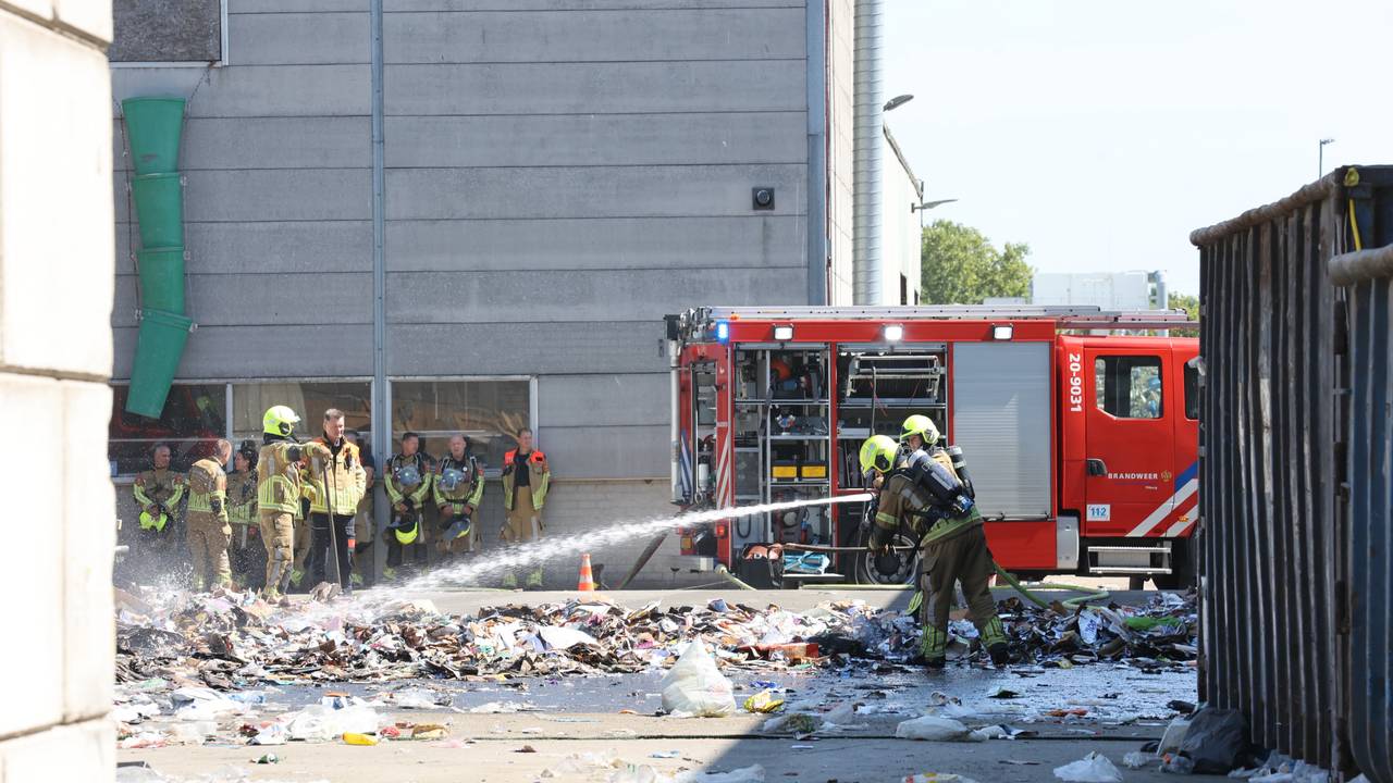 Brandweer blust het papier (foto: Bart Meesters/Persbureau Heitink).