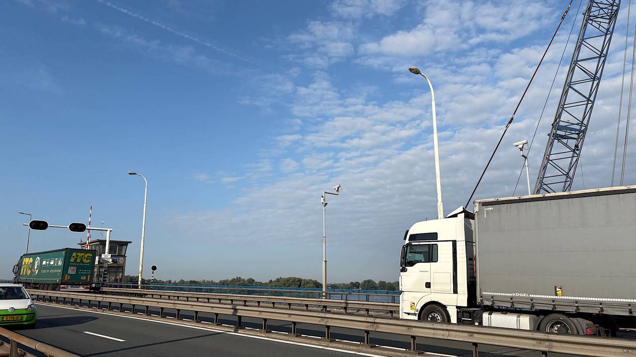 De camera's bij de Merwedebrug die kentekens registreren (foto: Jeroen Stuve/Persbureau Heitink).