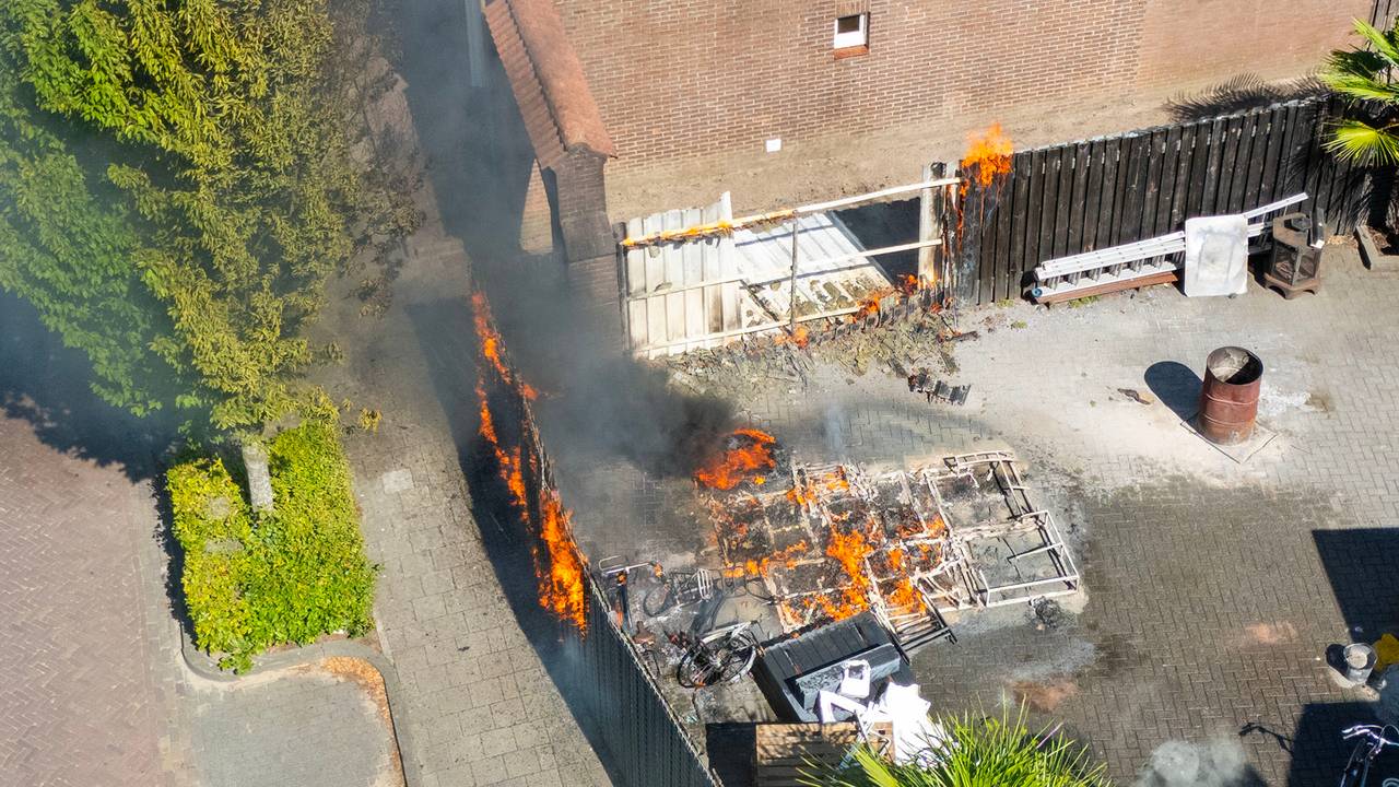 Felle tuinbrand zorgt voor grote rookpluim in Oss