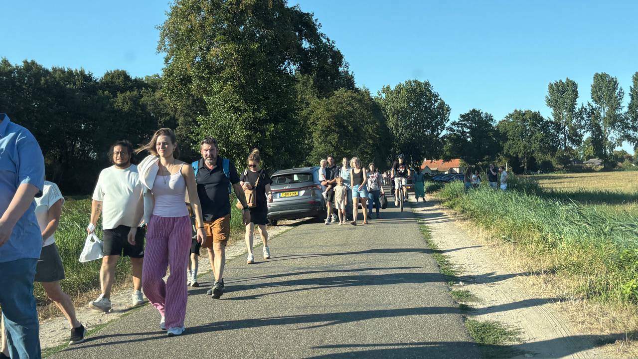 Mensen lopen naar het terrein toe (foto jan waalen).