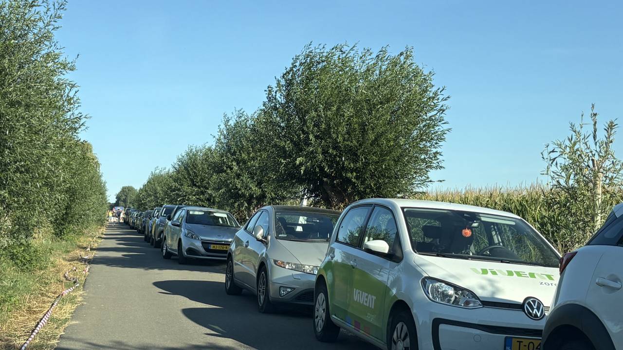 Megadrukte in Vinkel, de weg is afgesloten (foto: jan Waalen).