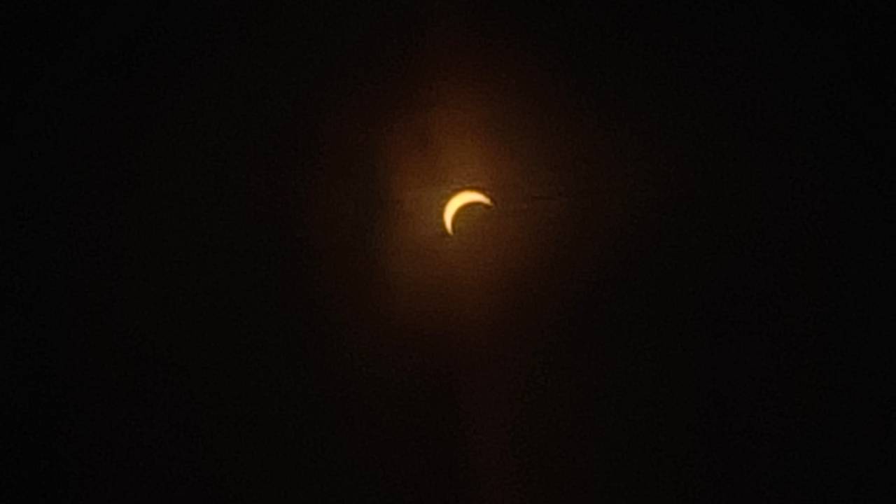 De zon is bijna helemaal verduisterd (foto: Xander Syriot).