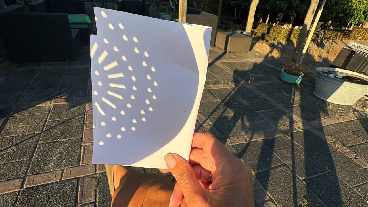 Zo ziet de zonsverduistering eruit door een vergiet (foto: Jolanda van de Sande).
