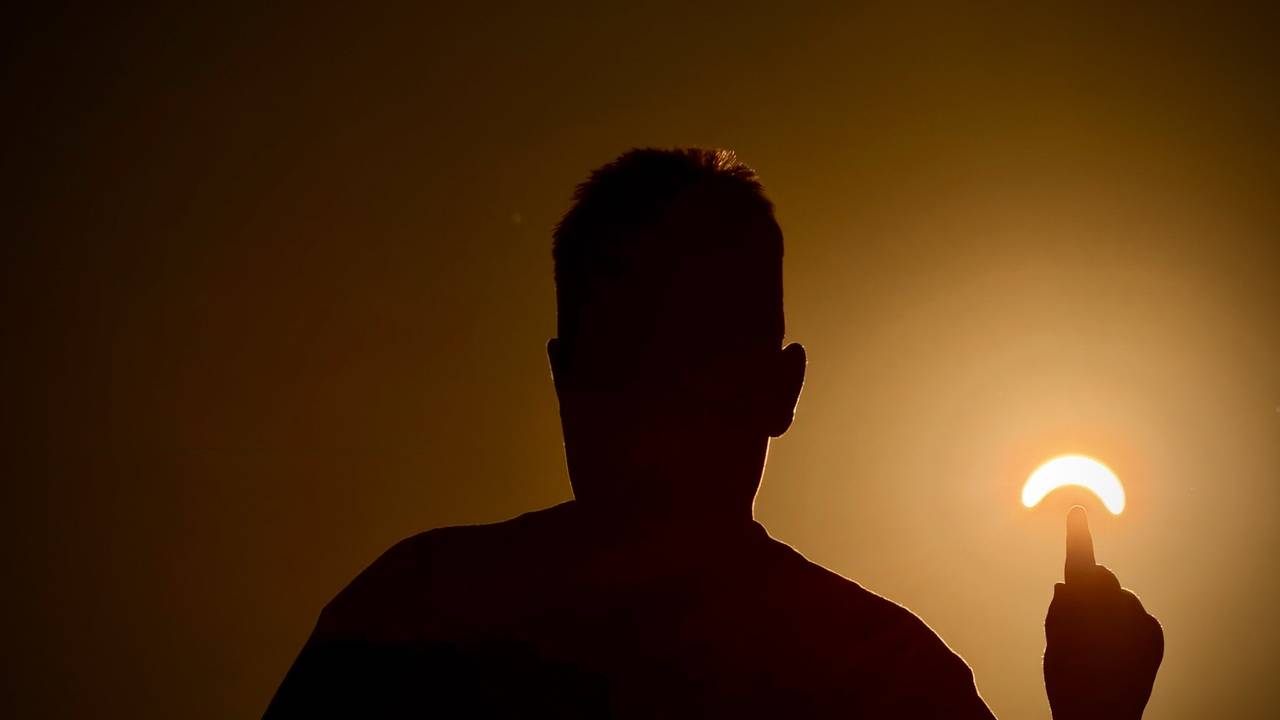 De zon balanceert op de vinger van Patrick (foto: Patrick Poeliejoe).