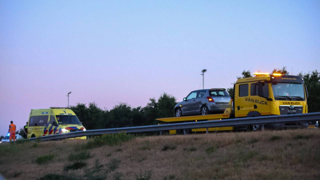 Auto botst tegen middenvangrail A50 Nistelrode (Foto: Addy smits / Persbureau Heitink).