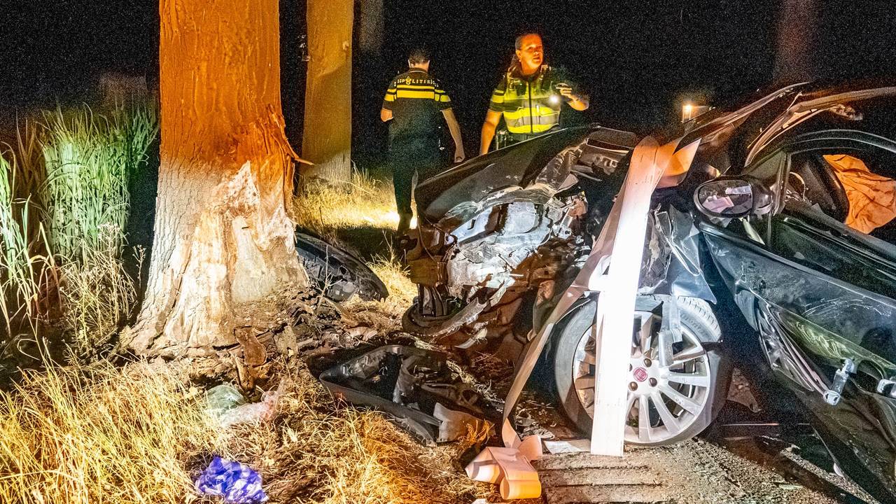 Man en vrouw gewond na botsing tegen boom in Deurne