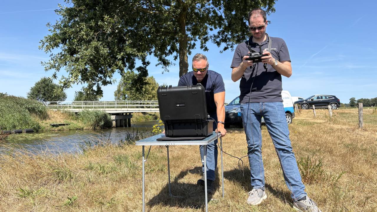 Samen met zijn collega controleert Leon of agrariërs zich aan het onttrekkingsverbod houden (foto: Wilco Zonneveld). 
