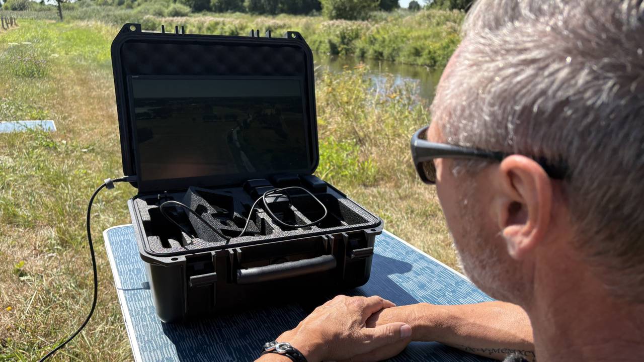 Handhavers van waterschap Brabantse Delta kunnen meekijken met hun drone en zien of boeren hun velden op de juiste manier beregenen (foto: Wilco Zonneveld).