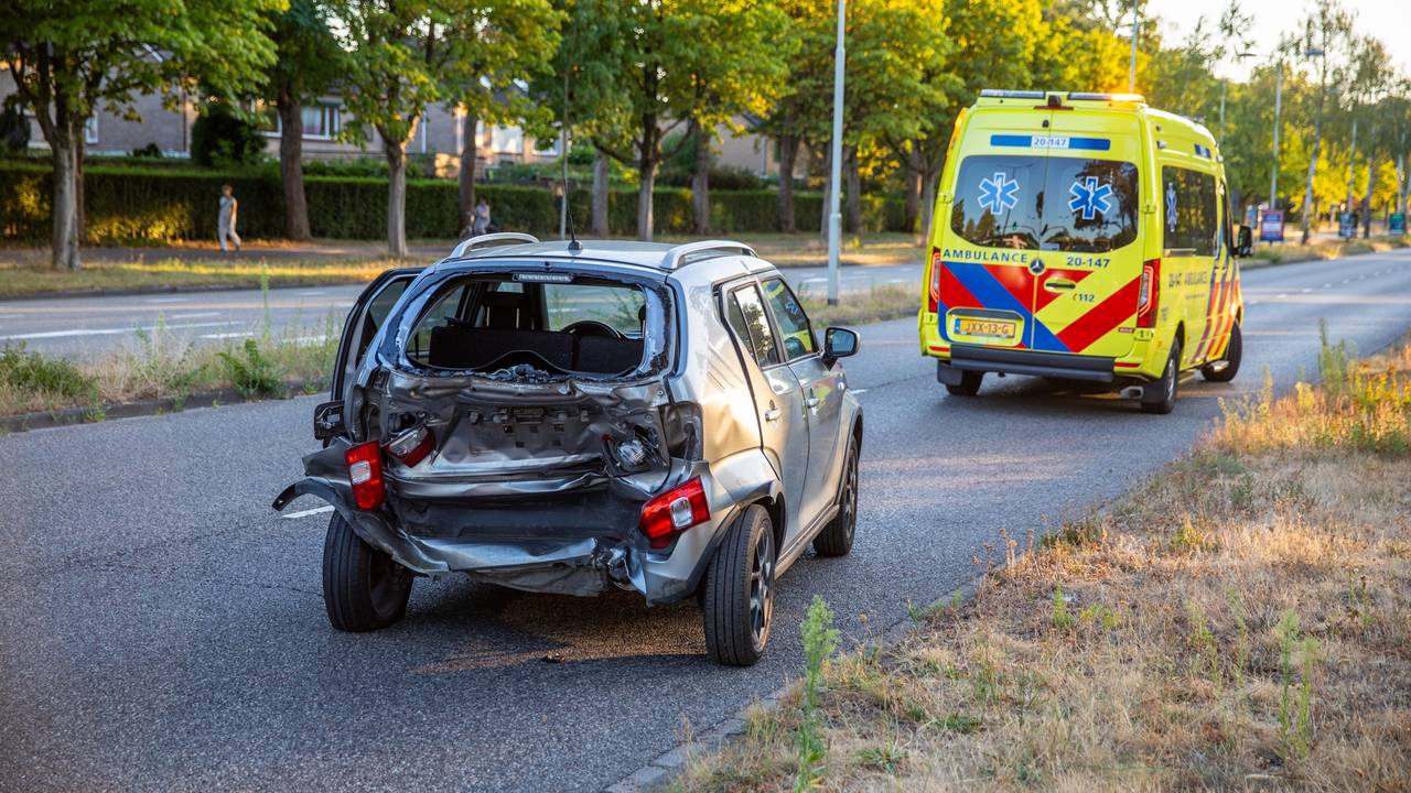 Een automobilist was achterop een andere auto gebotst bij een verkeerslicht (foto: Christian Traets/Persbureau Heitink).