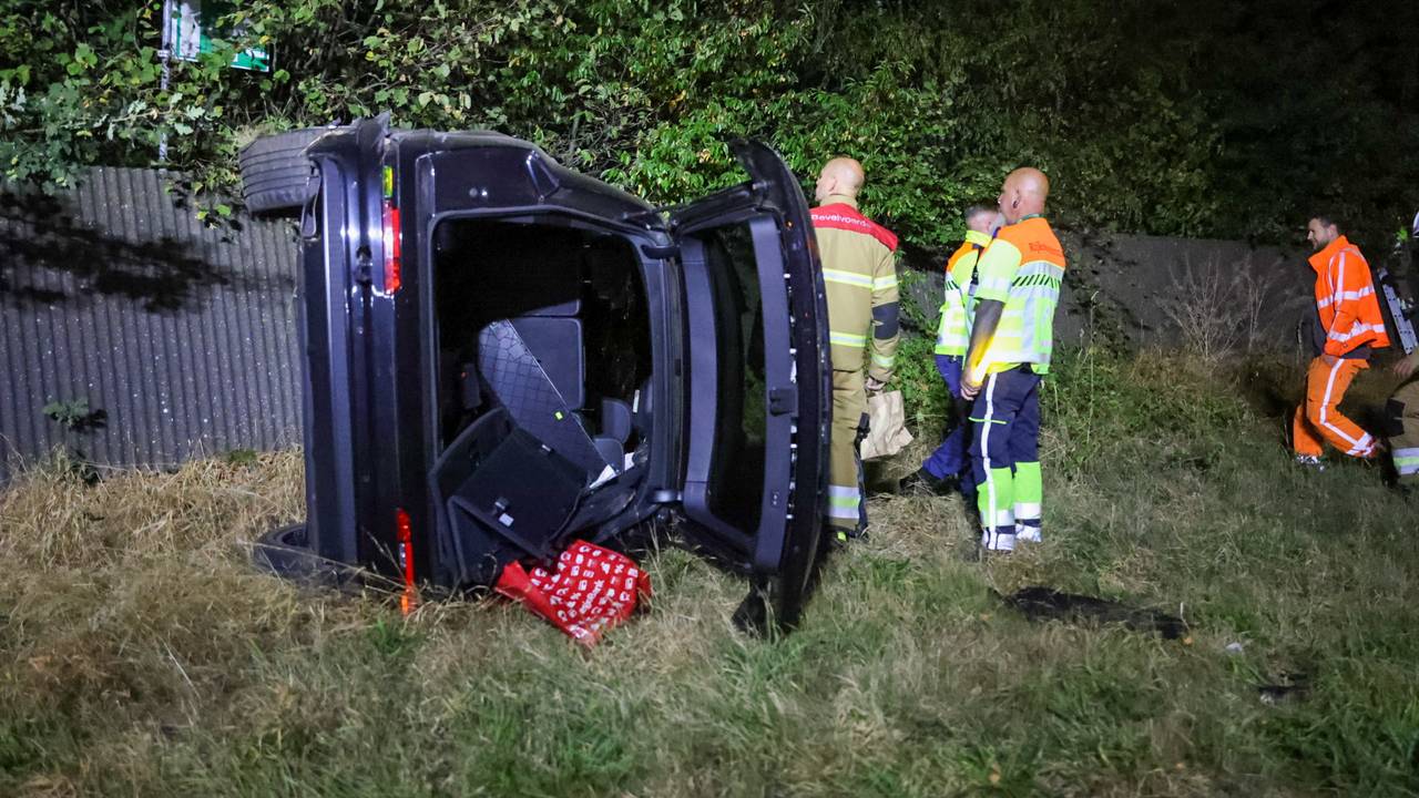 Eenzijdig ongeluk op A50: auto op zijn kant en bestuurder spoorloos