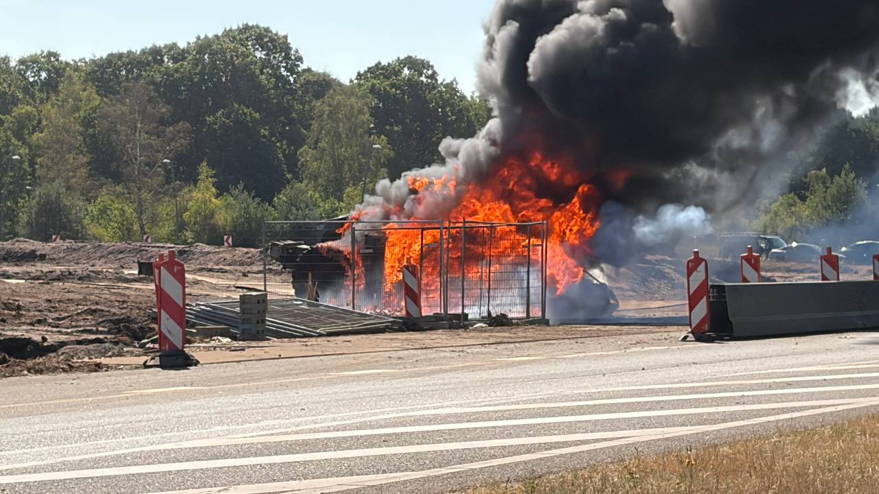 Tractor vliegt in brand naast de A58 bij Best